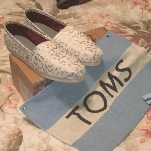 NWT Toms